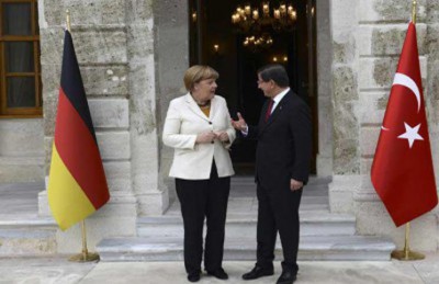 داود أوغلو وميركل يبحثان هاتفياً محاور القمة الأوروبية التركية التي تعقد الأحد