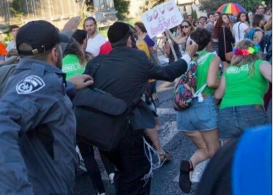 بالصور : يهودي يطعن 6 شواذ خلال مسيرة بالقدس المحتلة