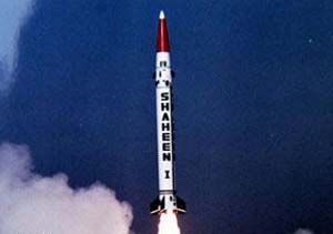 باكستان تجرب صواريخها لطمأنة القلق حول النووي