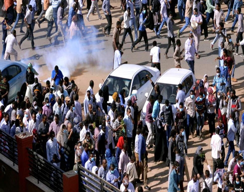الشرطة السودانية تفرق مسيرة احتجاجية (شاهد) الشرطة السودانية تفرق مسيرة احتجاجية (شاهد)