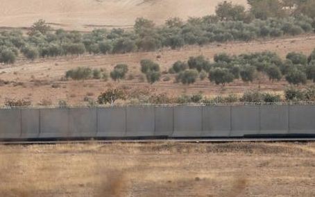تركيا تضع اللمسات الأخيرة على الجدار الأمني مع سوريا