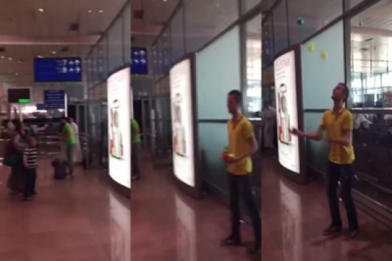 شاهد.. مسافر يروح عن نفسه بالألعاب البهلوانية