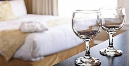 لهذا السبب لا يجب أن تشرب بأكواب الفنادق