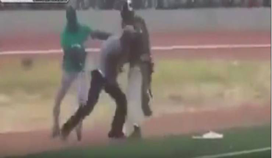 فيديو| شجار بين مشعوذين تبادلوا "تعويذات سحرية" أثناء مباراة كرم قدم!!