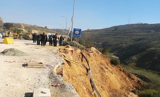 اغلاق طريق جرش - عمان بسبب انهيار جزء من الشارع اغلاق طريق جرش - عمان بسبب انهيار جزء من الشارع