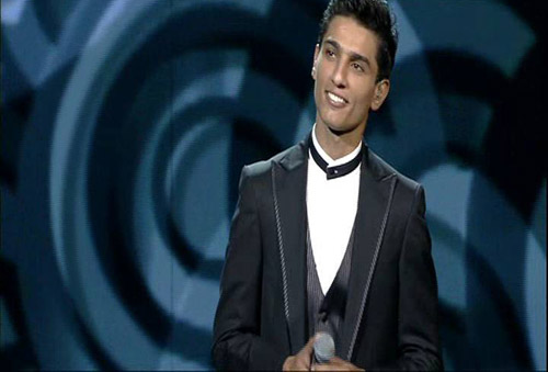 محمد عساف يحقق حلم جمهوره بـ"علي الكوفية" .. ومعجب يقتحم المسرح (فيديو) محمد عساف يحقق حلم جمهوره بـ"علي الكوفية" .. ومعجب يقتحم المسرح (فيديو)