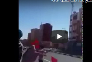 بالفيديو.. شاهد مذا حدث لفتاة ألقت بنفسها أمام موكب ملك المغرب