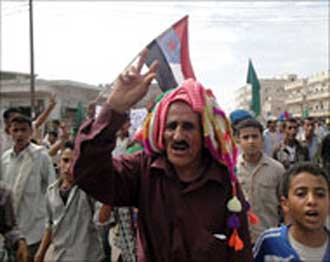 أربعة مصابين في انفجارين بعدن  