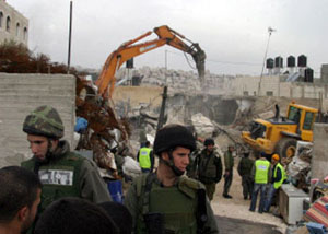 الاحتلال يخطر مواطنين فلسطينيين بهدم منازلهم في بني نعيم بالخليل