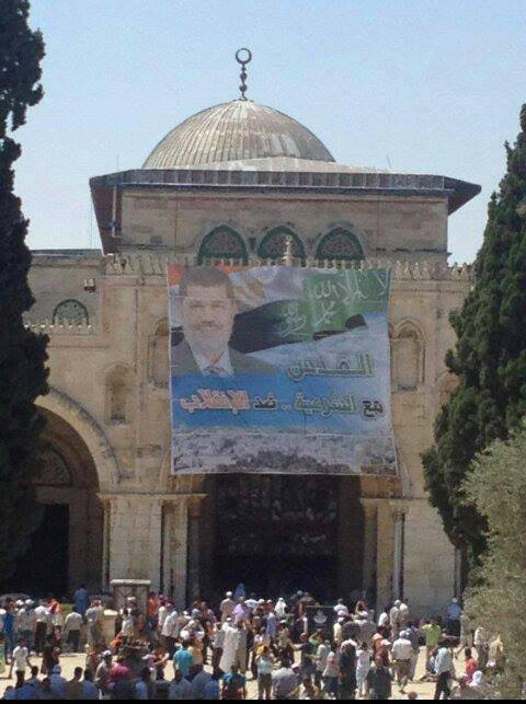 أهالي القدس يناصرون مرسي ويرفعون صورته على مدخلها