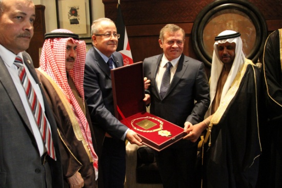 الملك يتسلم قلادة أبي بكر الصديق من المنظمة العربية للهلال الأحمر الملك يتسلم قلادة أبي بكر الصديق من المنظمة العربية للهلال الأحمر