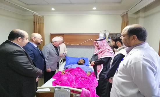 وزير التعليم العالي يعود طالبا كويتيا تعرض لحادث سير وزير التعليم العالي يعود طالبا كويتيا تعرض لحادث سير
