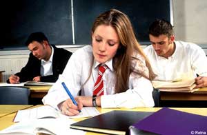 طالبة تبدأ مشوارها الدراسي بعمر 102 سنـة