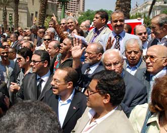 دعوة للتظاهر ضد تمديد الطوارئ بمصر    