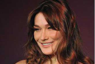 كارلا تركت الملكة تنتظر لتمارس علاقة حميمة