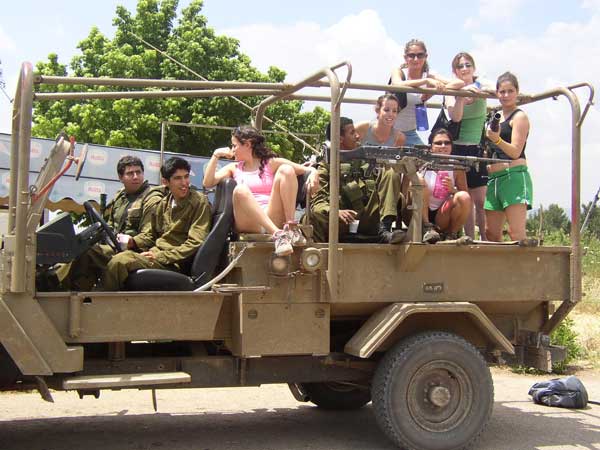 دسنا رؤوسهن ورؤوسهم يوم " الكرامة " ( شاهدوا صور مومسات جيش بني صهيون ) !