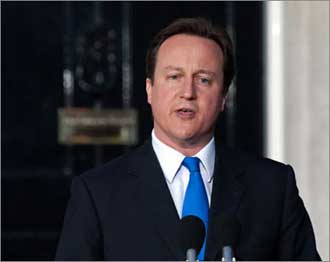 كاميرون يعلن ائتلافا حكوميا مع الأحرار    