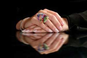 مليونيرة سعودية جديدة تبحث عن عريس "مثقف" مسياراً