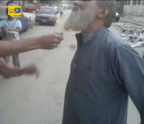بلطجية يحرقون لحية مسن