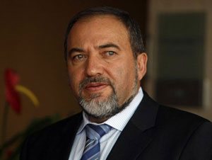 ليبرمان: عباس اتصل شخصيا بإسرائيل وطلب مواصلة حرب غزة لإسقاط حماس