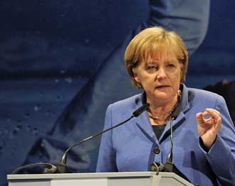 ميركل تطالب الألمان بالتهيؤ للتقشف   
