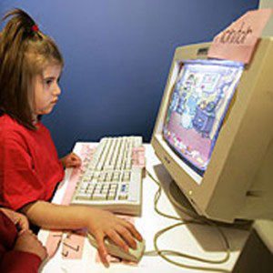 الحاسوب في غرفة المعيشة يمنع ادمان الطفل للانترنت