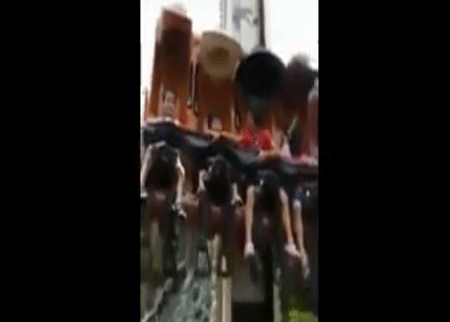 طفلة كادت أن تتسبب بكارثة في مدينة ملاهي
