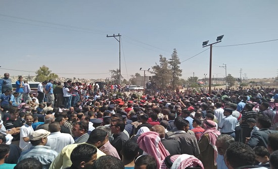 بالصور والفيديو :الالاف يشاركون في تشييع جثمان الشهيد الطيار الخوالدة