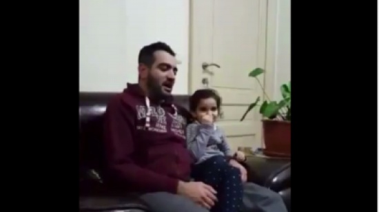 فيديو طريف لأب ابتكر طريقة لتعليم طفلته نطق القرآن فيديو طريف لأب ابتكر طريقة لتعليم طفلته نطق القرآن