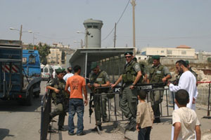 الاحتلال يشدد إجراءات التفتيش على معابر ومداخل القدس 