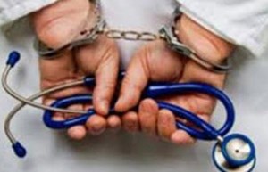 طبيب يستخدم هاتفه في تصوير النساء في عيادته