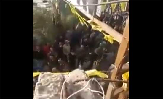 بالفيديو .. لحظة إطلاق النار خلال تشييع عنصر من "حماس" في مخيم بلبنان بالفيديو .. لحظة إطلاق النار خلال تشييع عنصر من "حماس" في مخيم بلبنان