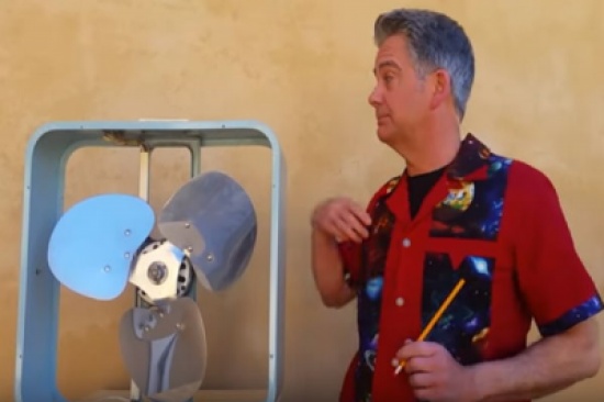 فيديو.. مغامر يوقف مروحة تدور بلسانه فماذا كانت النتيجة؟