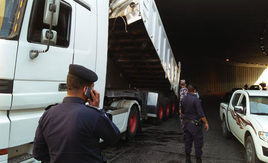 بالصور : حادث تصادم في نفق الصحابة يؤدي الى اغلاق جزئي