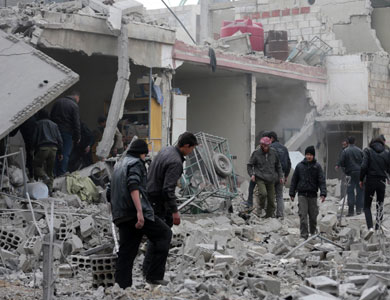 مقتل عشرين شخصا في غارة على سوق خضار ومحيط مشفى بمدينة حلب