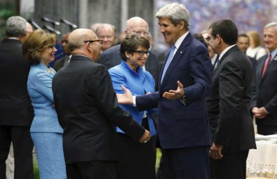 كيري يجتمع بوفدي الحكومة الكولومبية ومتمردي فارك في هافانا