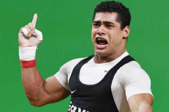 فيديو.. مصري يبهر الأمريكان في بطولة العالم لرفع الأثقال