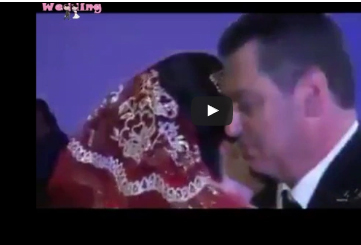 بالفيديو.. لقطات مؤثرة لعروس تودع أهلها ببكاء حار