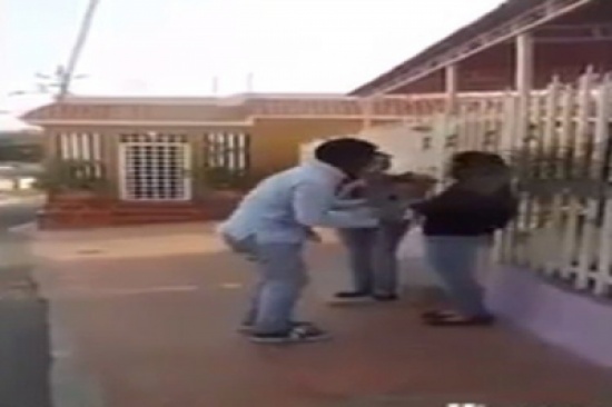 شاهد: ماذا فعلت فتاة أحرجها شاب أمام صديقتها؟