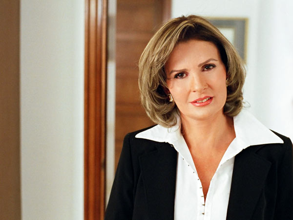 يسرا تنفي تأجيل تصوير الشمع الأحمر