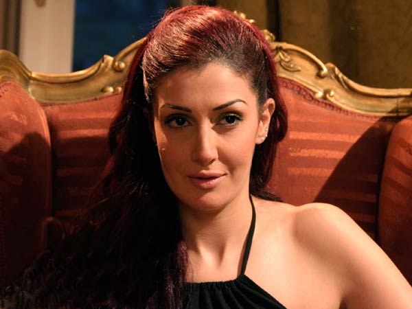 الحاجة زهرة بين شرم الشيخ وبيروت 