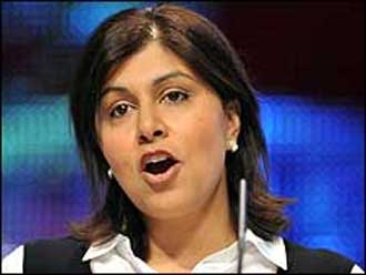 رشق أكثر مسلمات بريطانيا نفوذا بالبيض