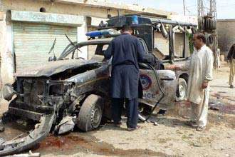 هجوم بسيارة ملغومة يسقط 12 شخصا ويصب 10 في باكستان 