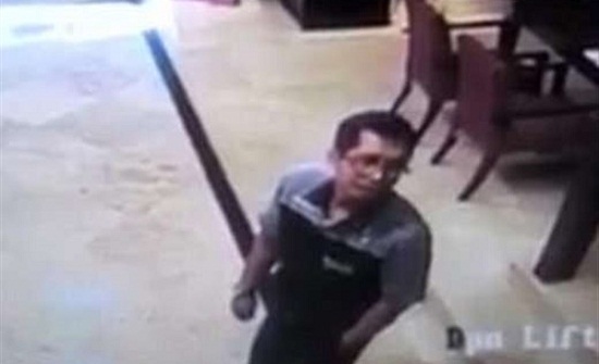 شاهد.. لحظات مروعة لانفجار محمول في قميص صاحبه شاهد.. لحظات مروعة لانفجار محمول في قميص صاحبه