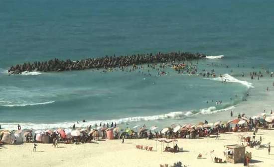 المصريون يتحدون مخاطر شاطئ النخيل