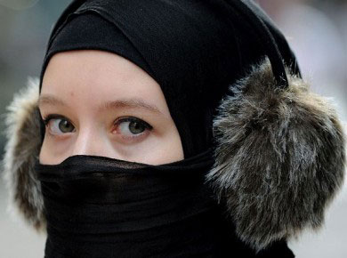 فتاة تعترض على حظر النقاب