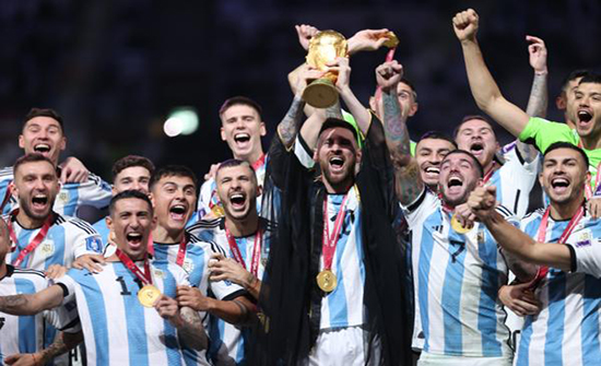 ميسي يرفع كأس العالم بالعباءة العربية .. بالفيديو والصور ميسي يرفع كأس العالم بالعباءة العربية .. بالفيديو والصور