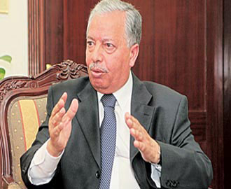 وزير الداخلية مرتبك في مؤتمره الصحفي وعصبي ويستعين بالمتصرف 