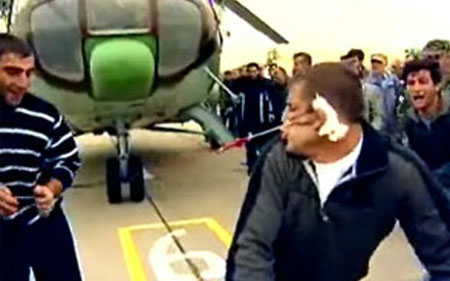 يدخل جينيس بأقوى "أذنين" في العالم