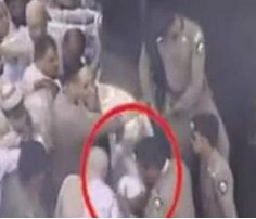 بالفيديو: رجل أمن المسجد الحرام يُقبِّل جبين معتمر عجوز بالفيديو: رجل أمن المسجد الحرام يُقبِّل جبين معتمر عجوز